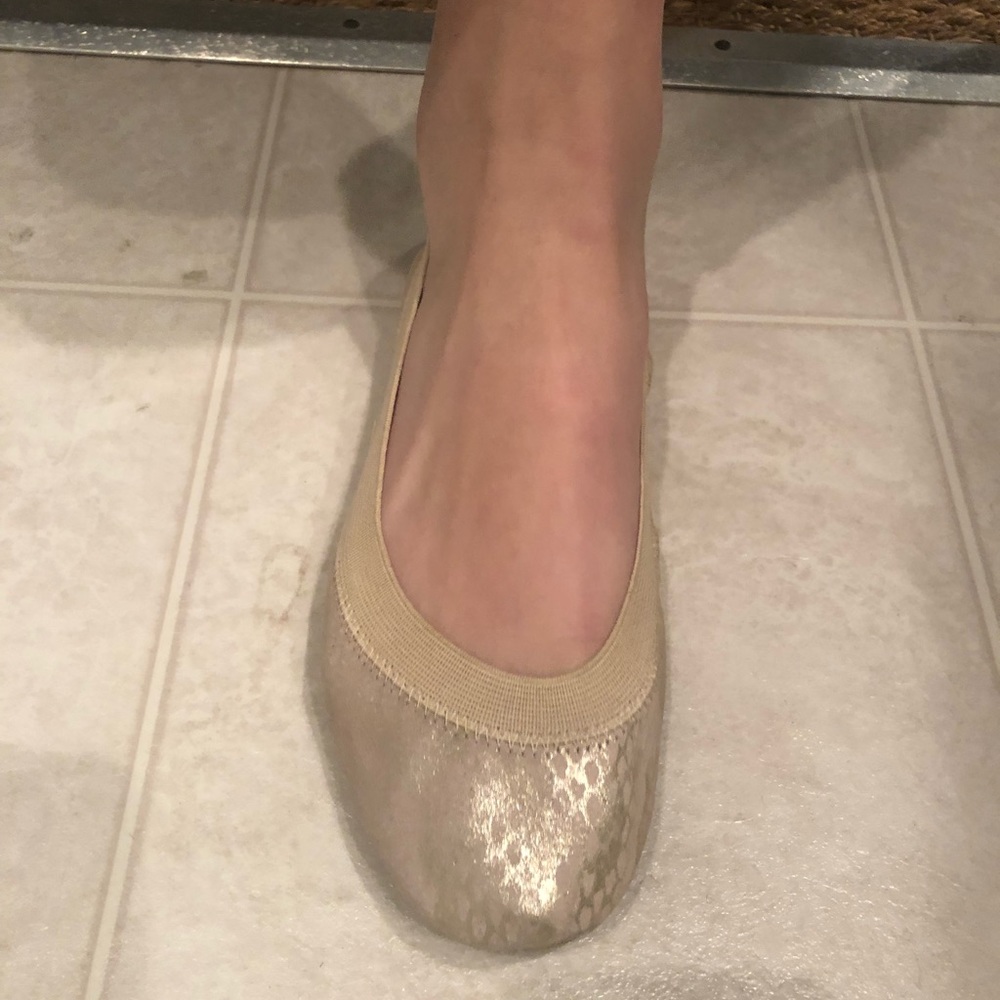 Yosi Samra size 9 cream sandals